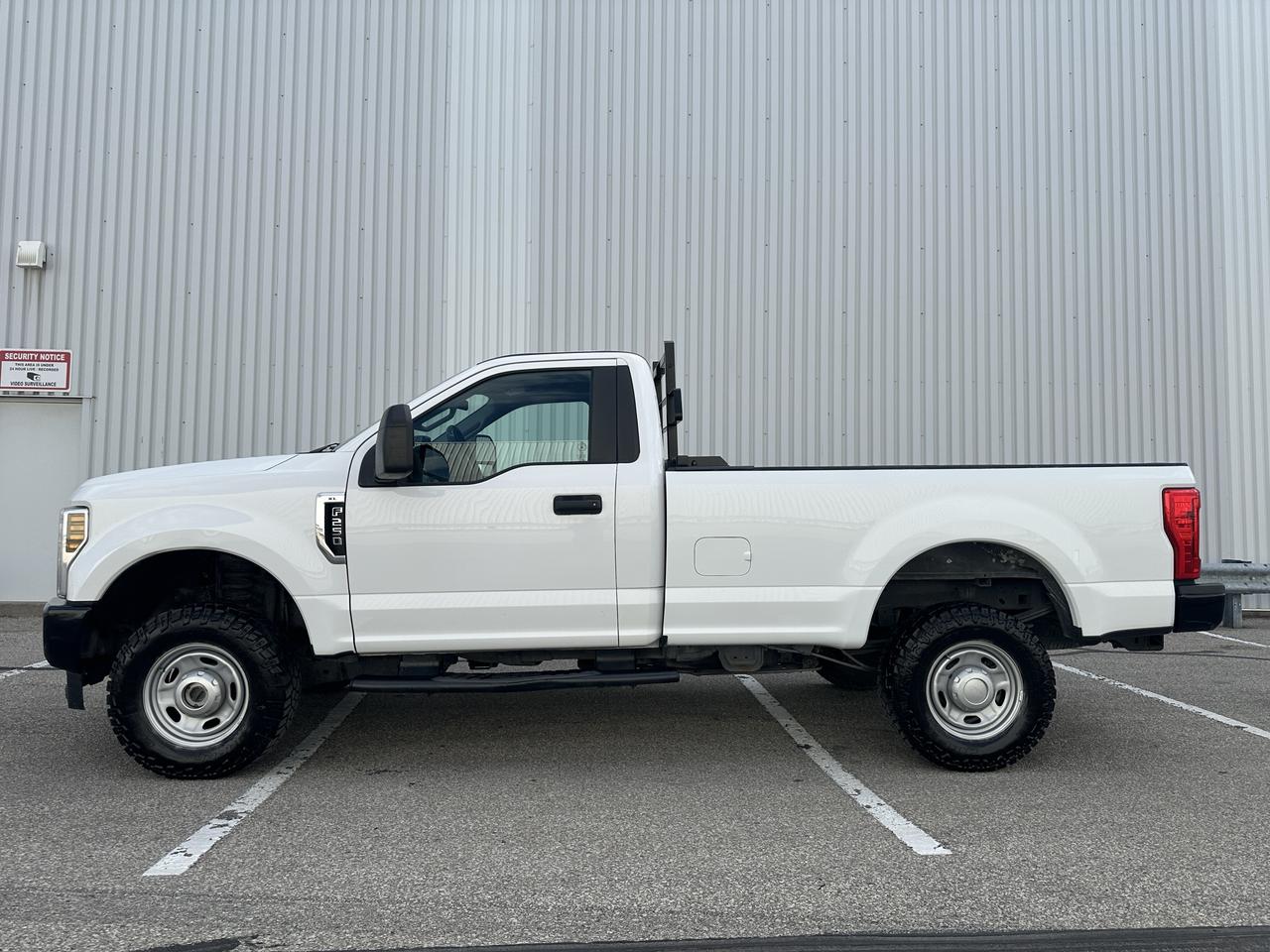 2019 Ford SUPER DUTY F-250 SRW XL Regular Cab 4WD 8 Ft Box Photo3
