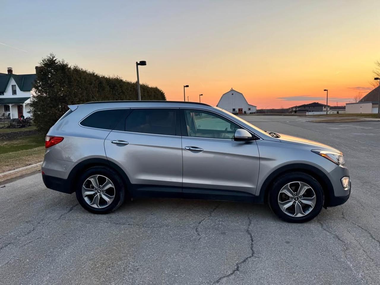 2015 Hyundai Santa Fe XL 7 seats - Luxury Photo
