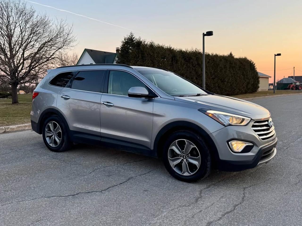 2015 Hyundai Santa Fe XL 7 seats - Luxury Photo