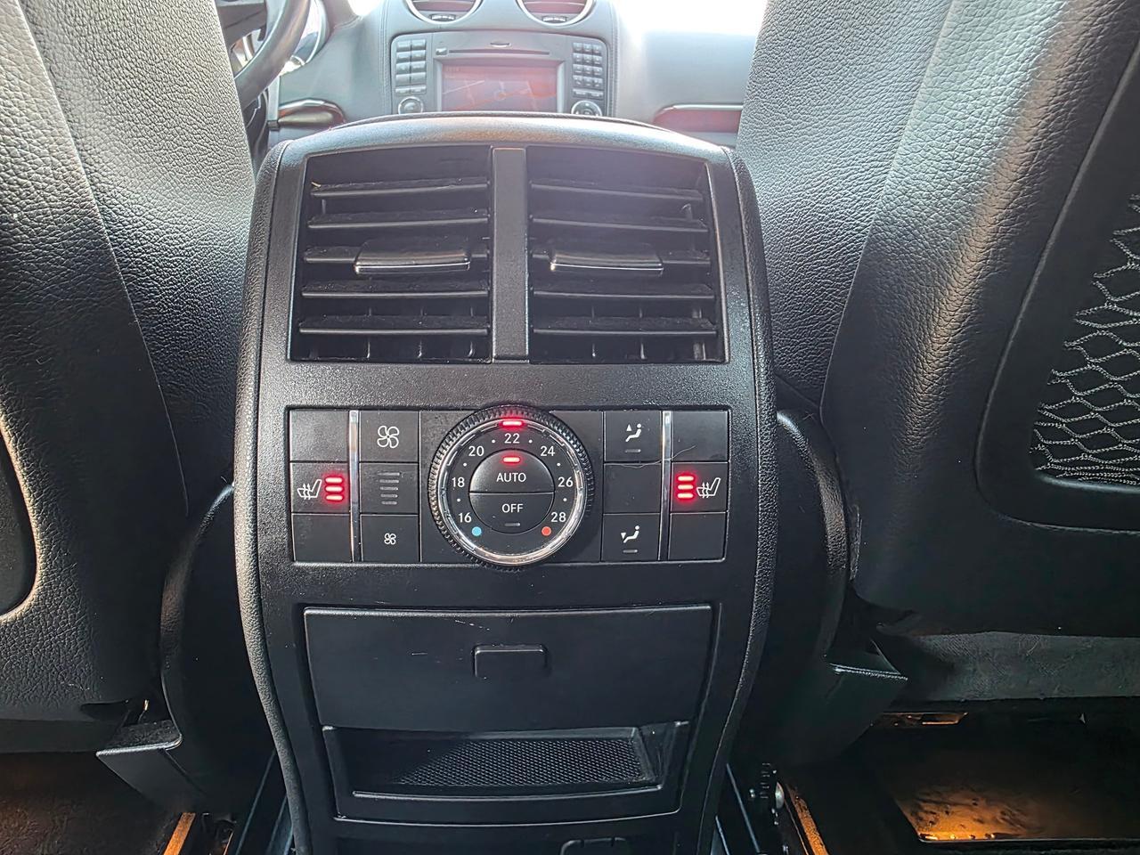 2010 Mercedes-Benz M-Class ML 550 4MATIC Photo