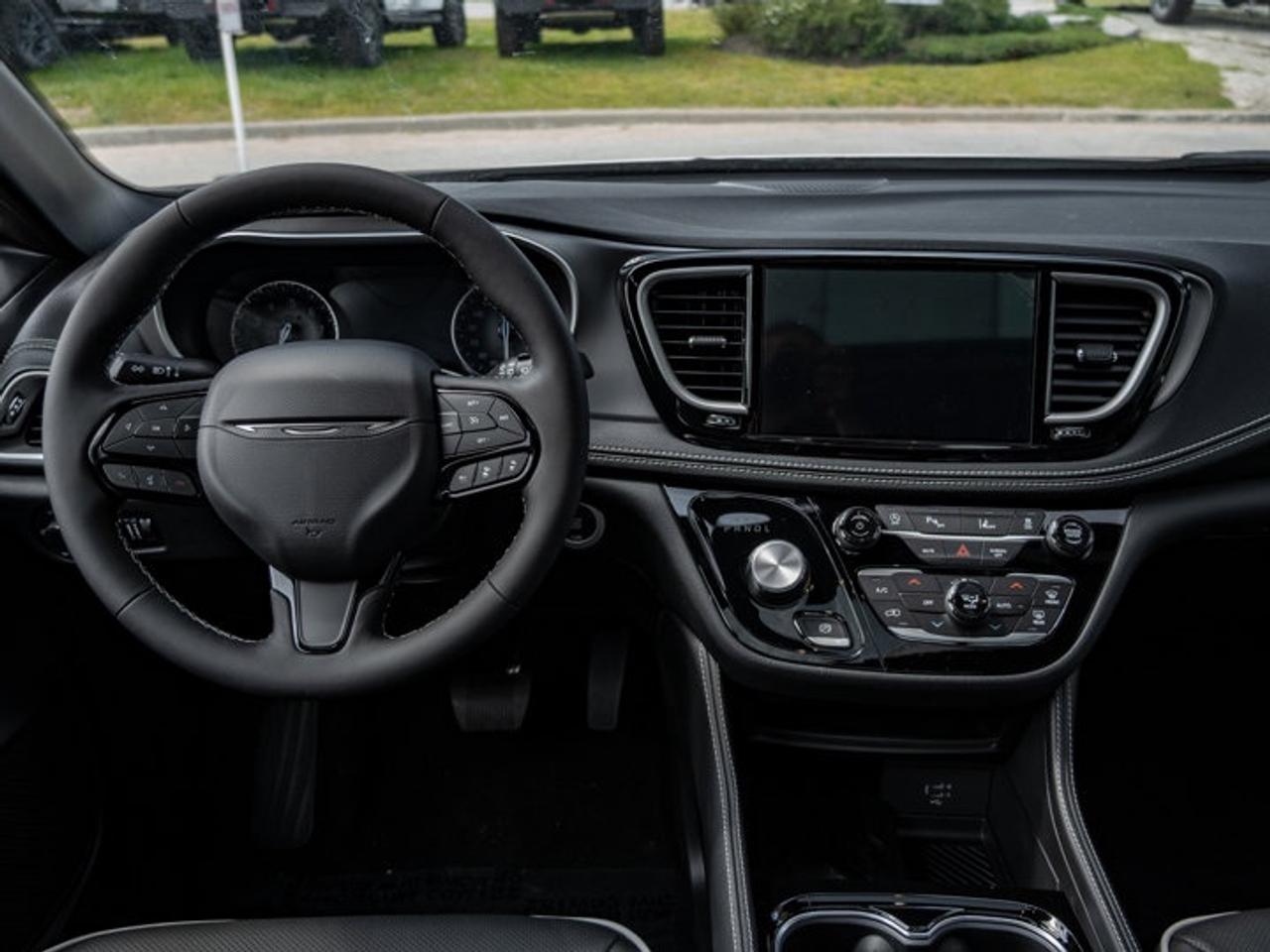 2027 Chrysler Pacifica Limited Photo