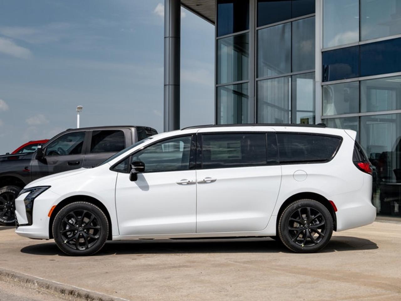 2027 Chrysler Pacifica Limited Photo