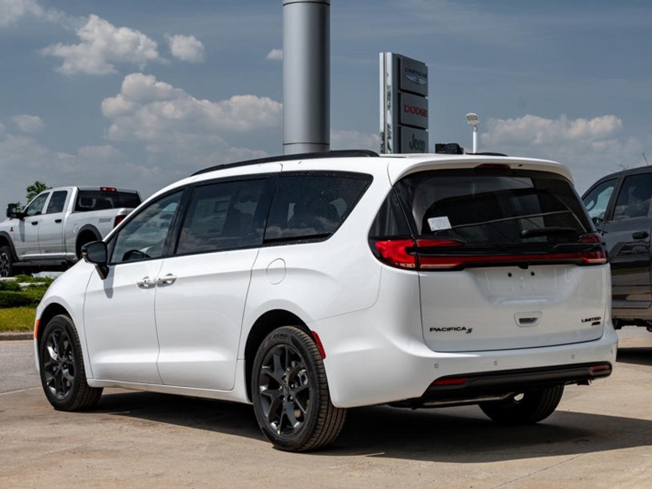 2027 Chrysler Pacifica Limited Photo