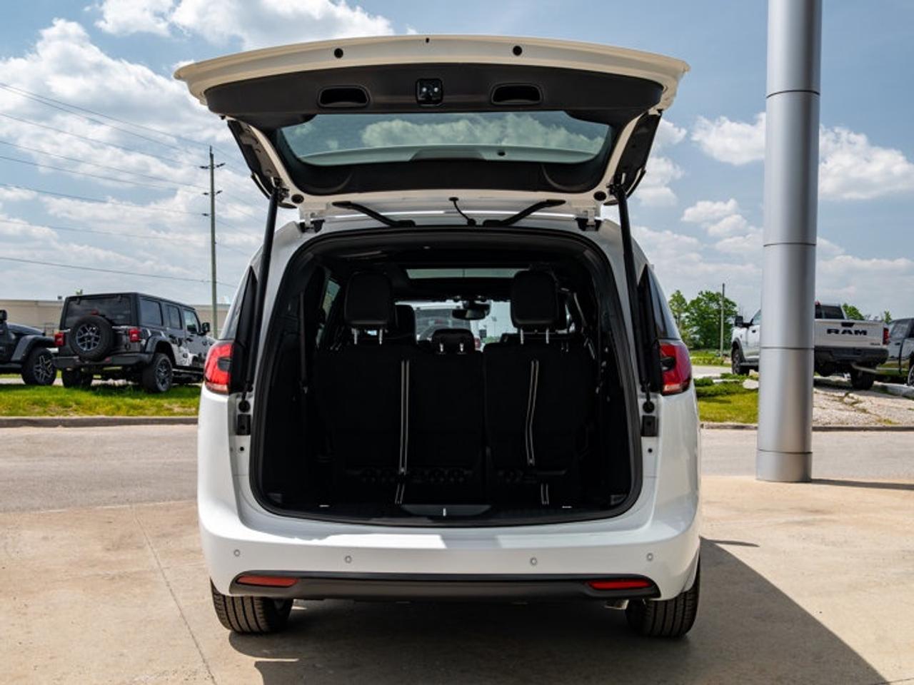 2027 Chrysler Pacifica Limited Photo