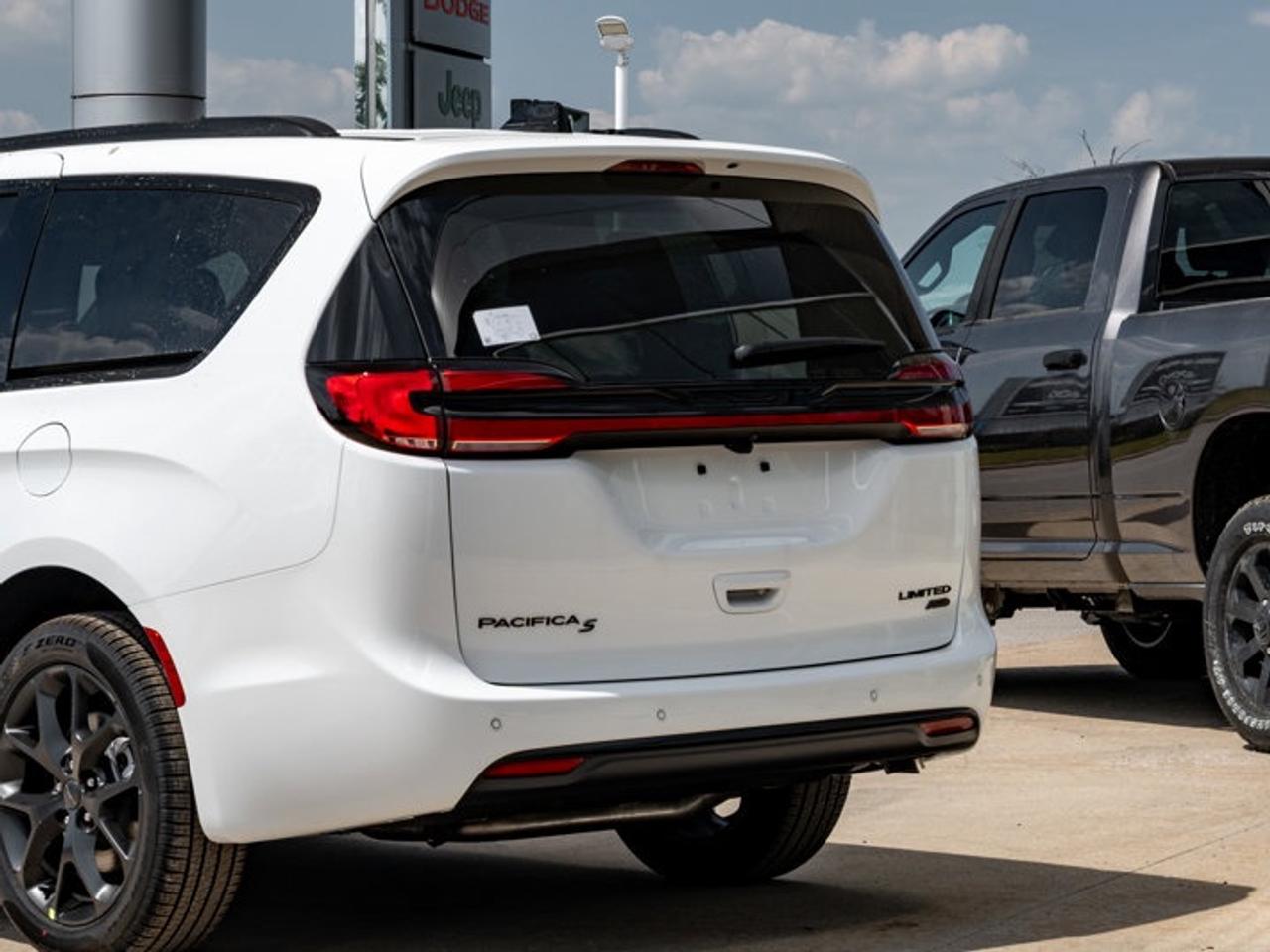 2027 Chrysler Pacifica Limited Photo