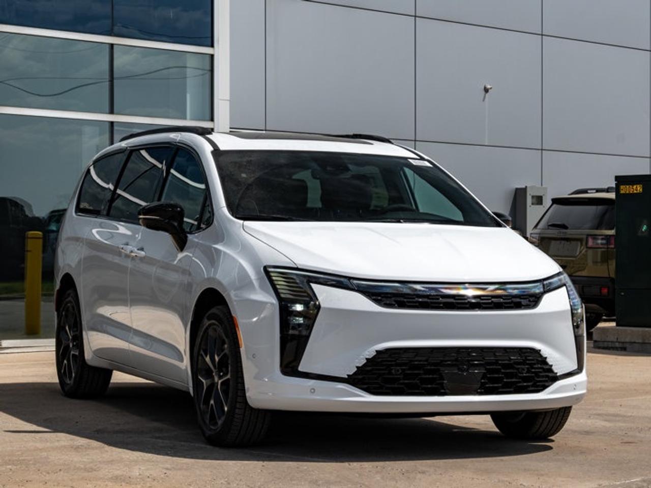 2027 Chrysler Pacifica Limited Photo