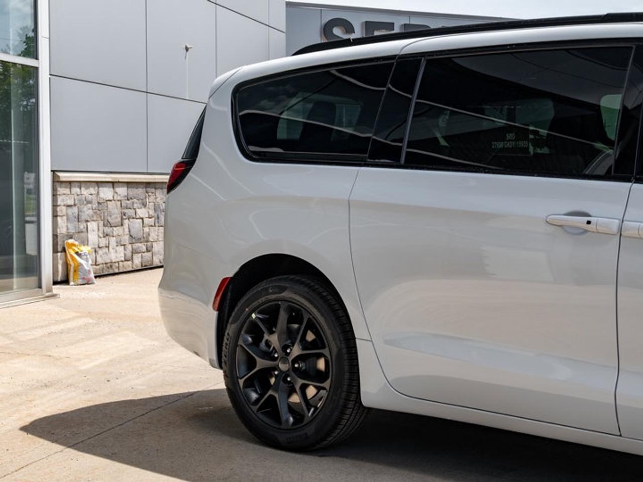2027 Chrysler Pacifica Limited Photo