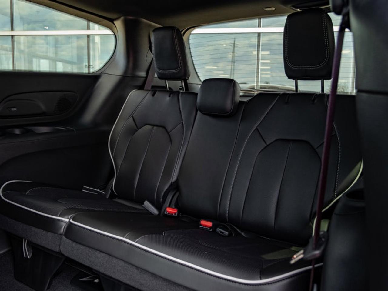 2027 Chrysler Pacifica Limited Photo