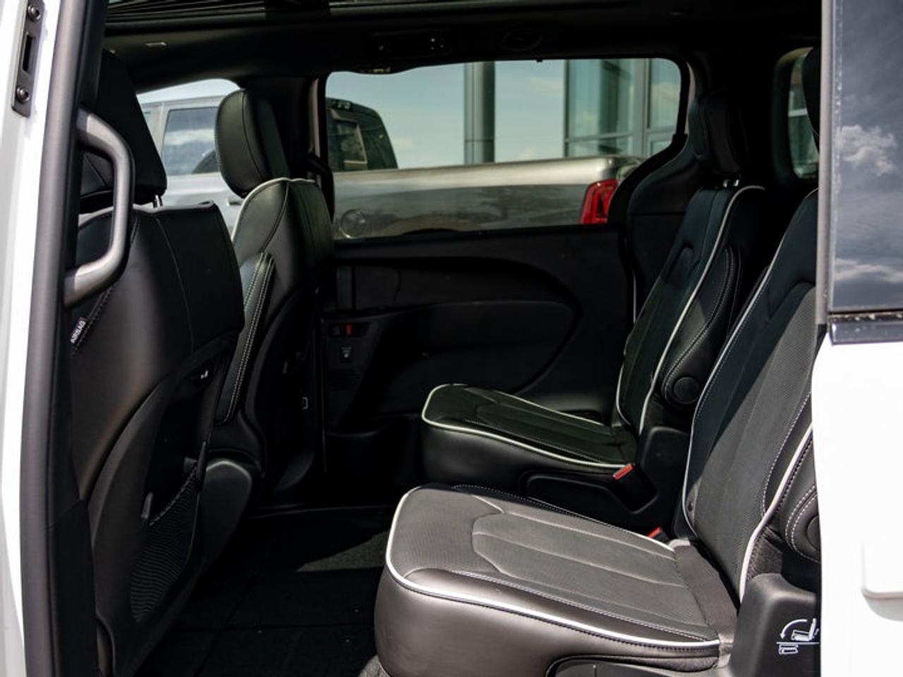 2027 Chrysler Pacifica Limited Photo