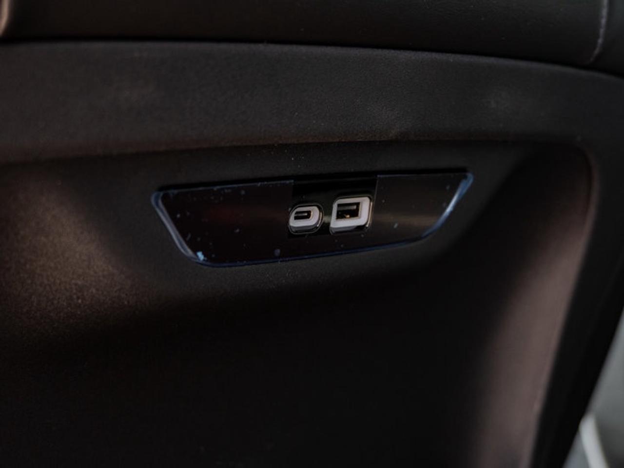 2027 Chrysler Pacifica Limited Photo