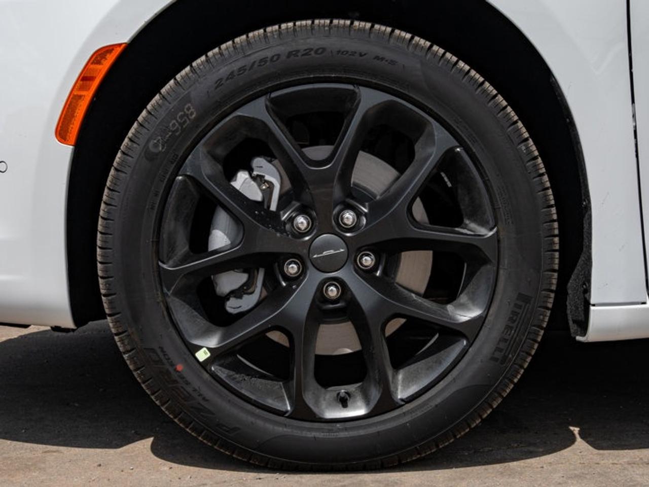 2027 Chrysler Pacifica Limited Photo