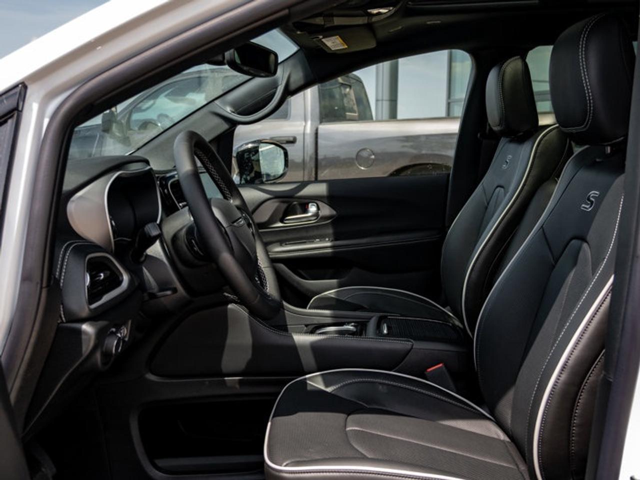 2027 Chrysler Pacifica Limited Photo