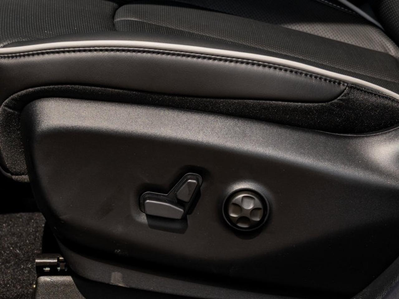2027 Chrysler Pacifica Limited Photo