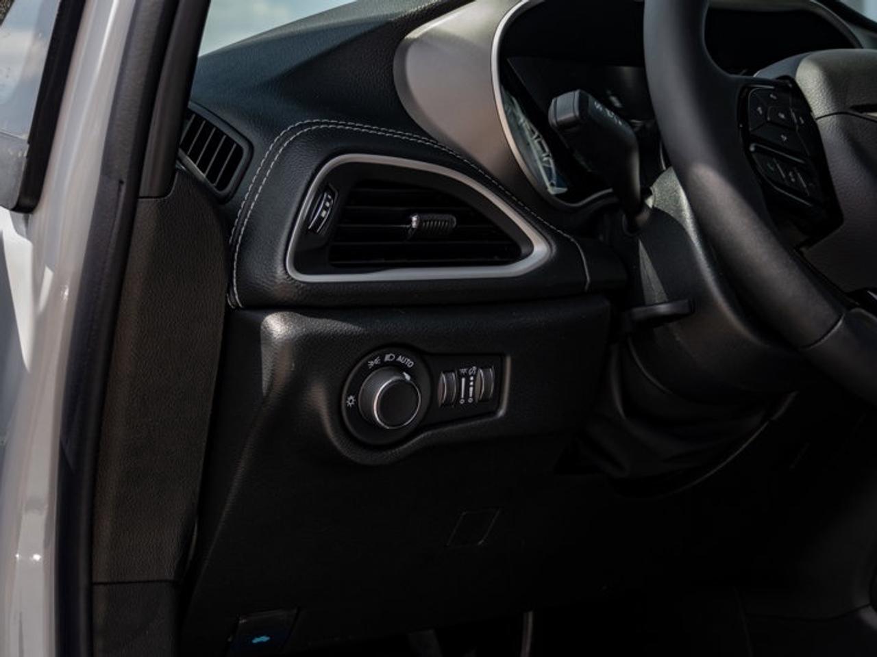 2027 Chrysler Pacifica Limited Photo