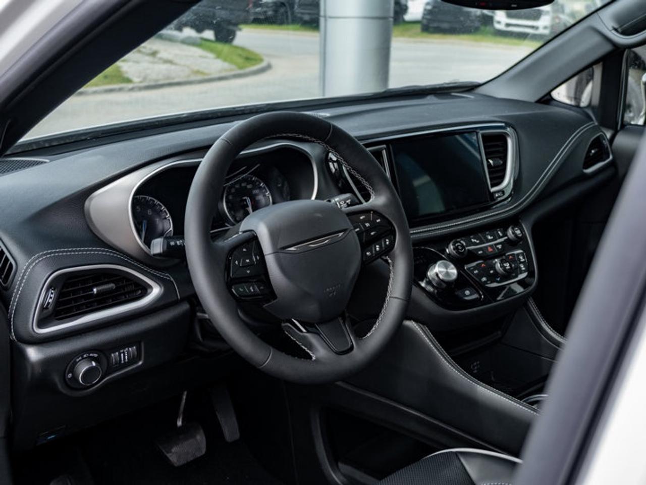2027 Chrysler Pacifica Limited Photo