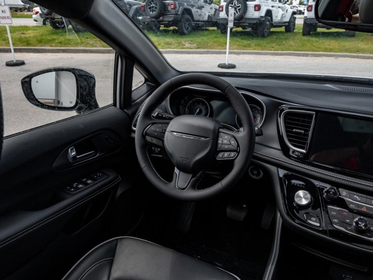 2027 Chrysler Pacifica Limited Photo