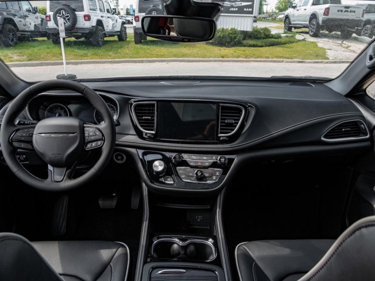 2027 Chrysler Pacifica Limited Photo