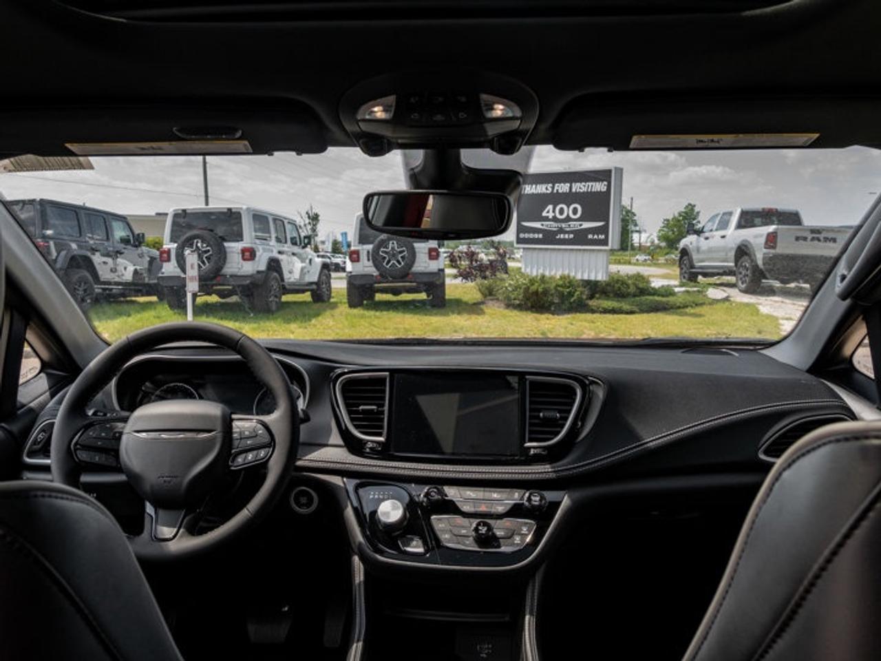 2027 Chrysler Pacifica Limited Photo