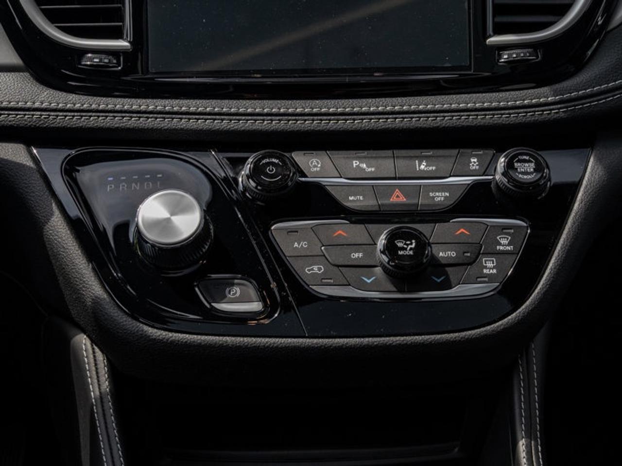 2027 Chrysler Pacifica Limited Photo