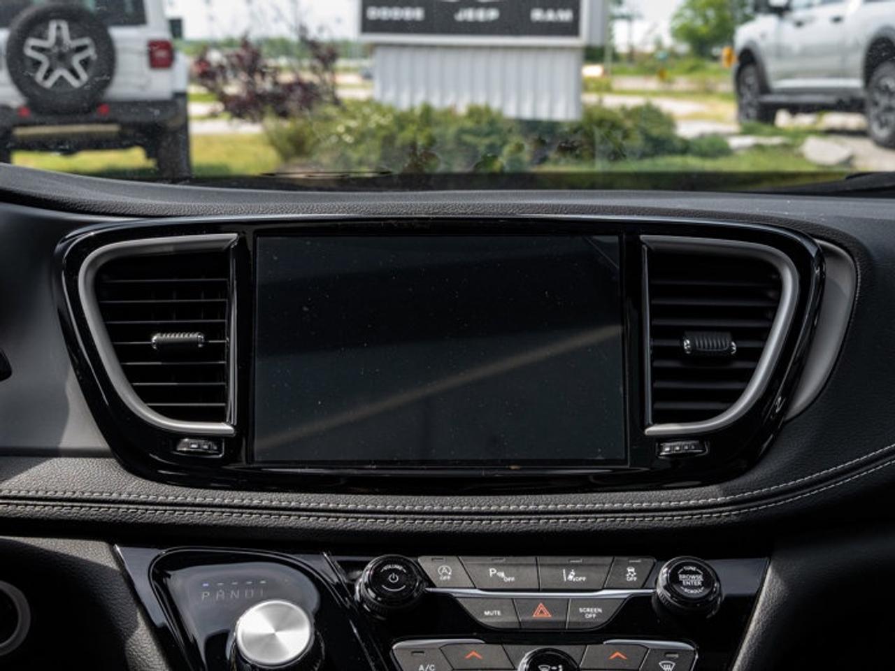 2027 Chrysler Pacifica Limited Photo