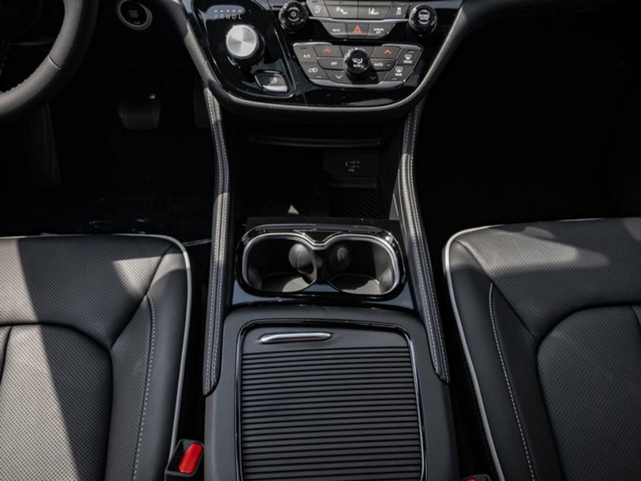 2027 Chrysler Pacifica Limited Photo