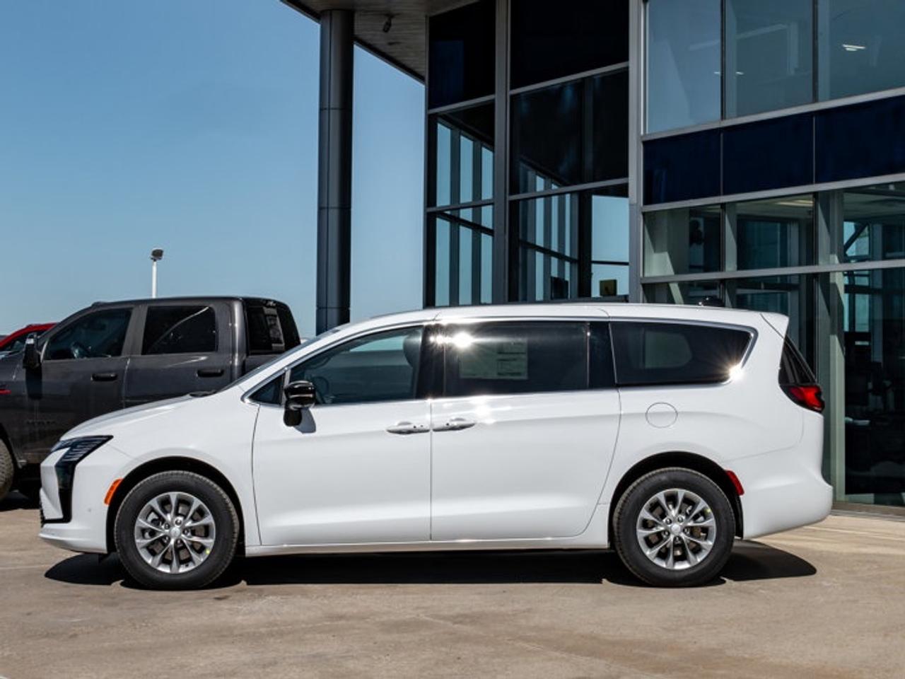 2027 Chrysler Pacifica Select Photo4