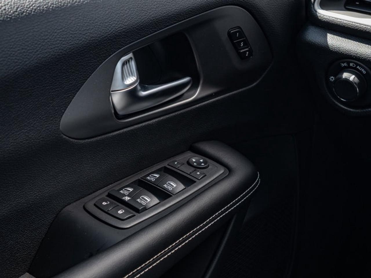 2027 Chrysler Pacifica Select Photo