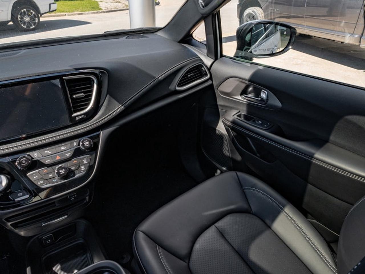2027 Chrysler Pacifica Select Photo