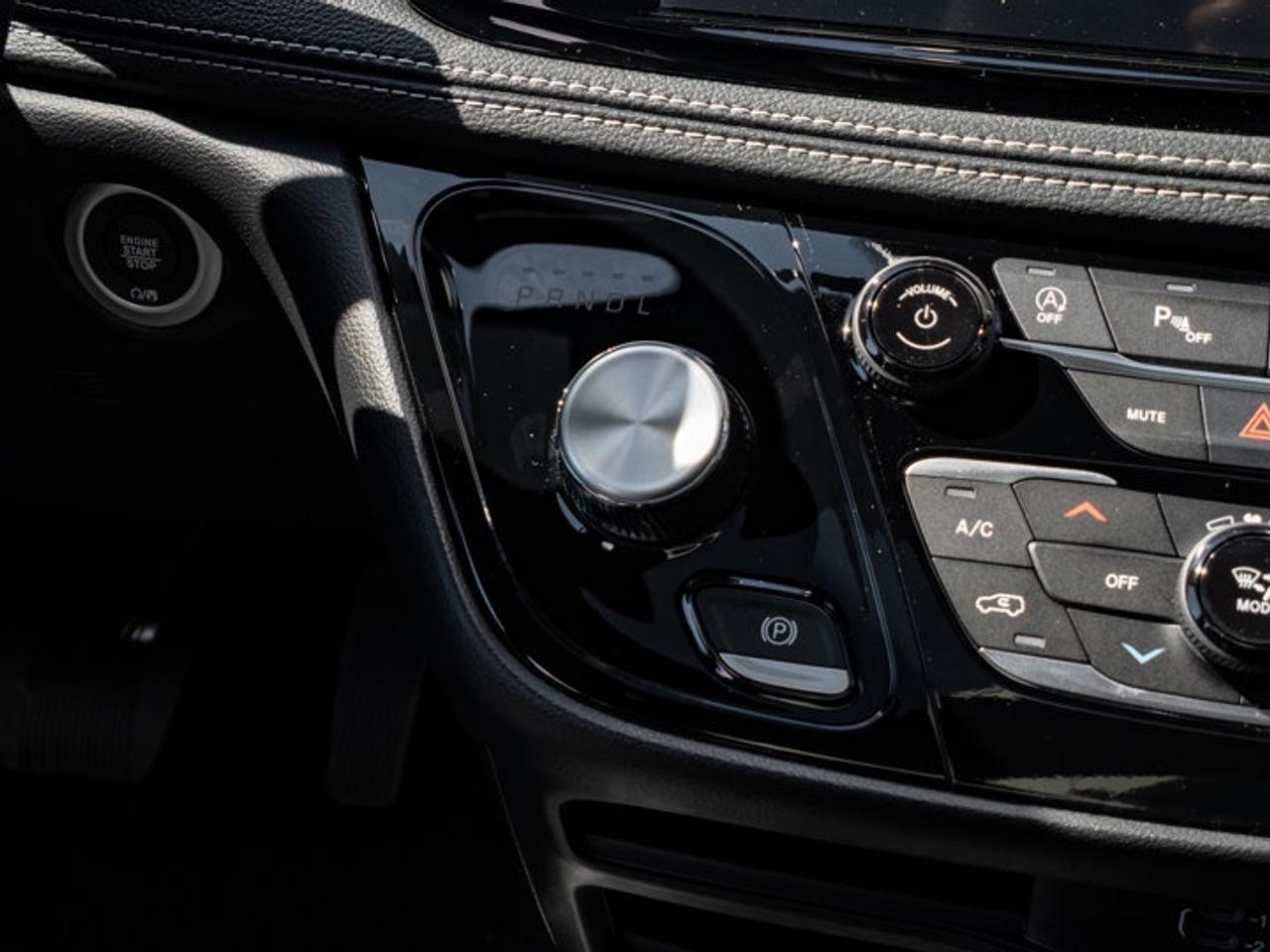 2027 Chrysler Pacifica Select Photo