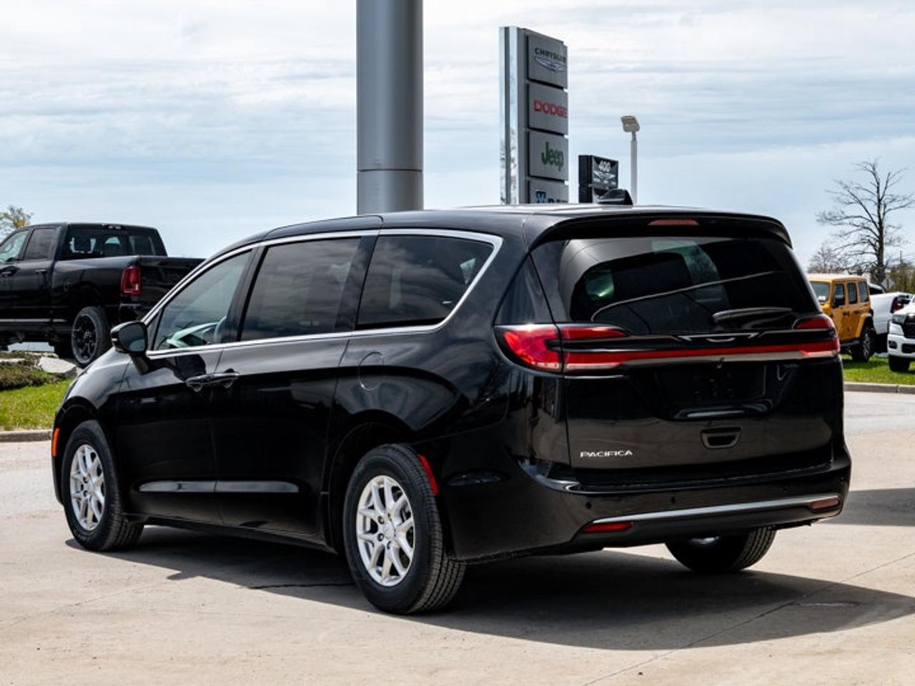 2027 Chrysler Pacifica Select Photo