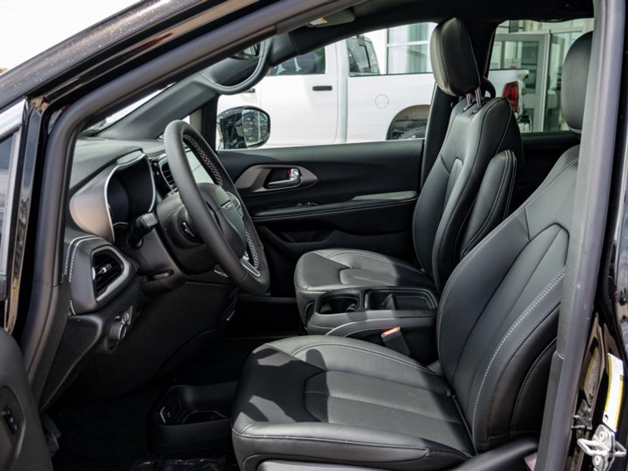 2027 Chrysler Pacifica Select Photo