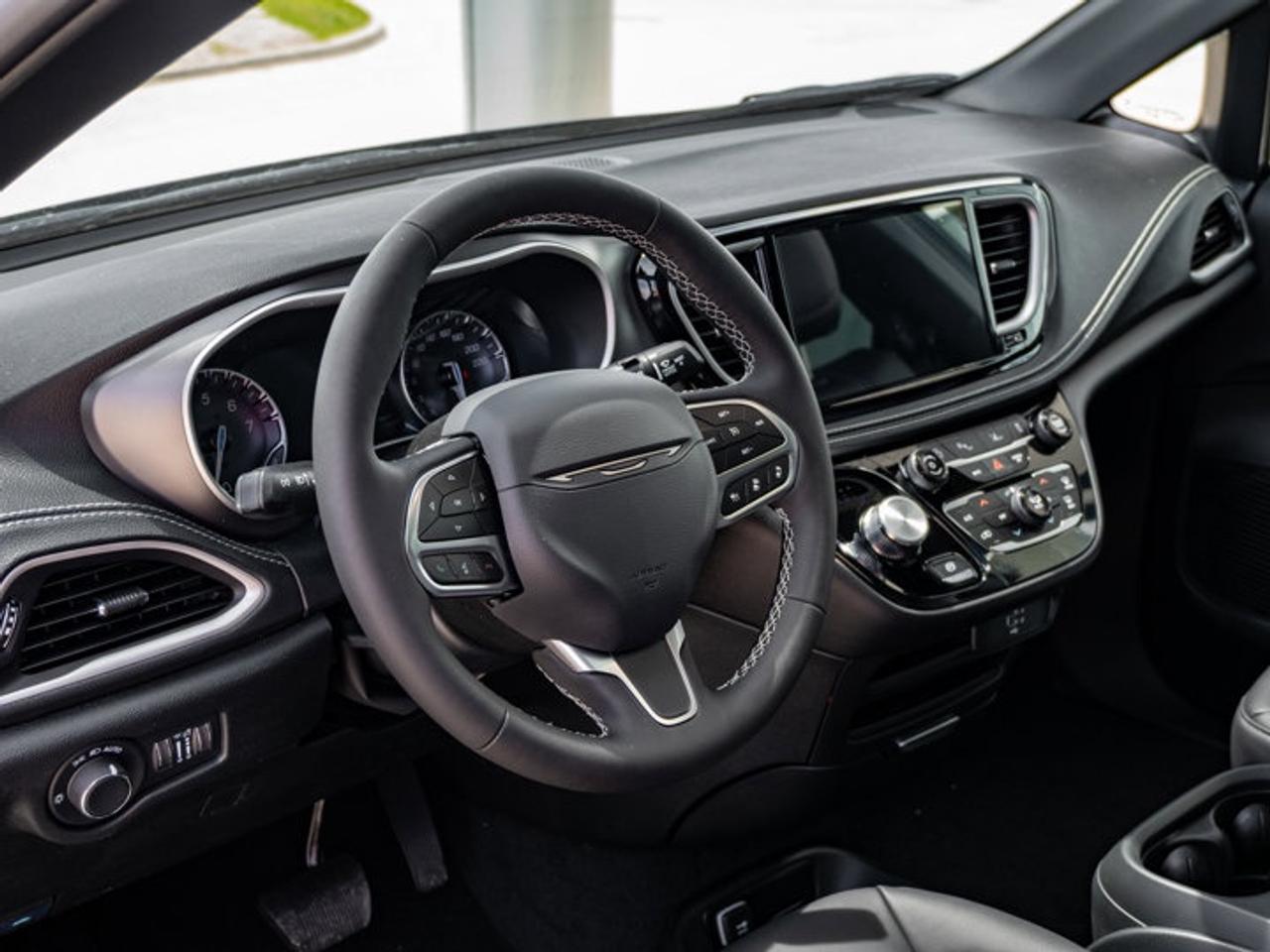 2027 Chrysler Pacifica Select Photo