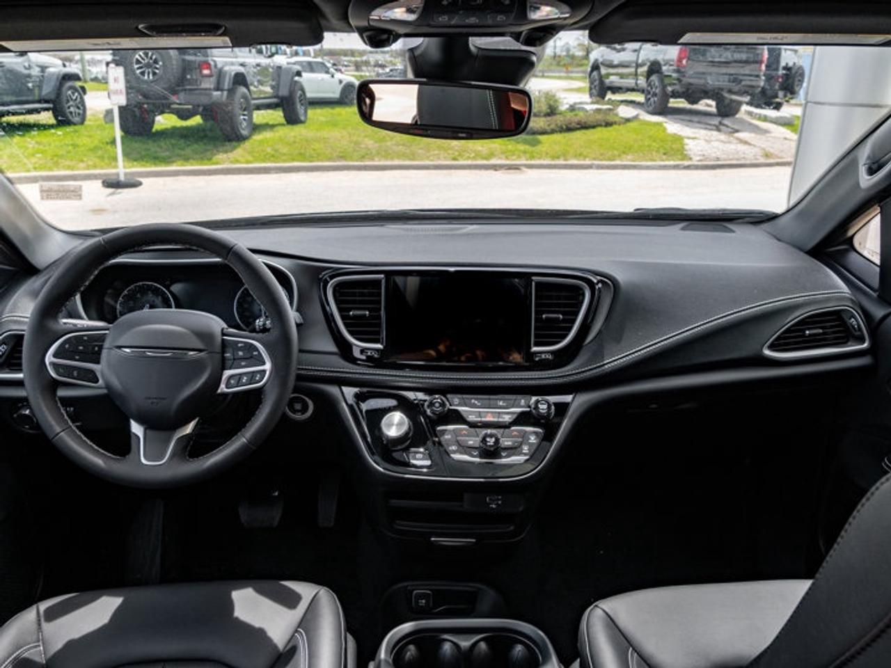 2027 Chrysler Pacifica Select Photo