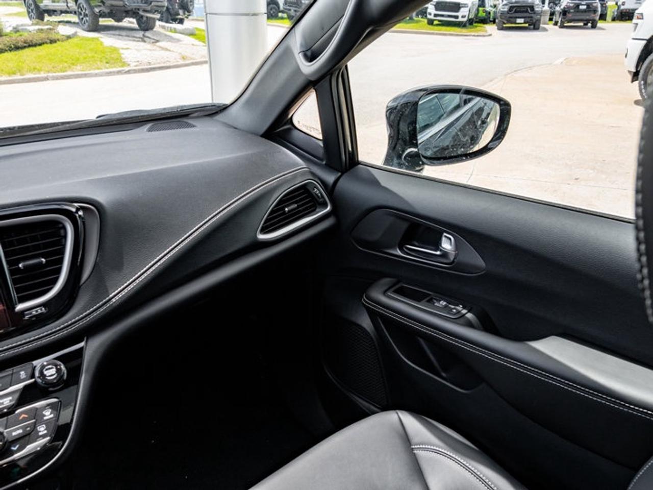 2027 Chrysler Pacifica Select Photo