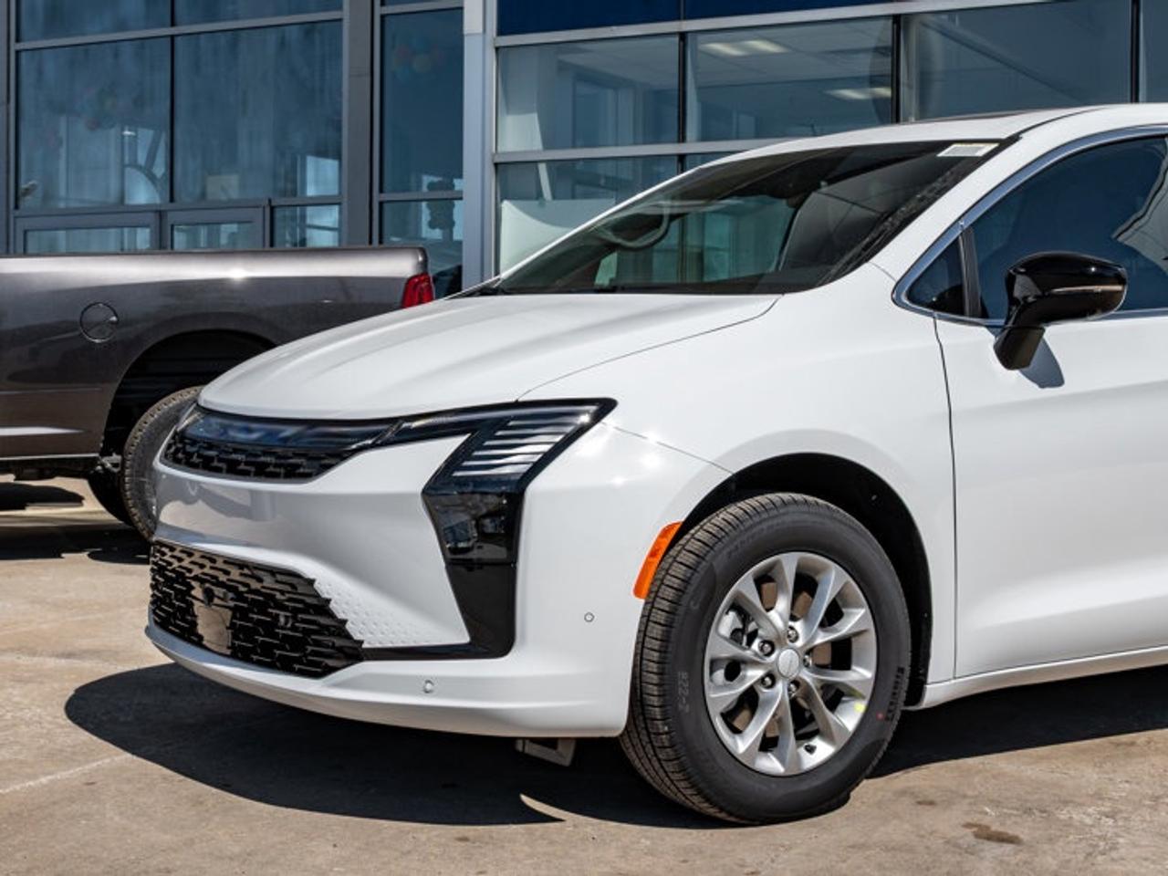 2027 Chrysler Pacifica Select Photo