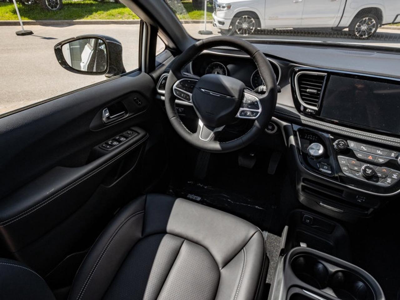 2027 Chrysler Pacifica Select Photo