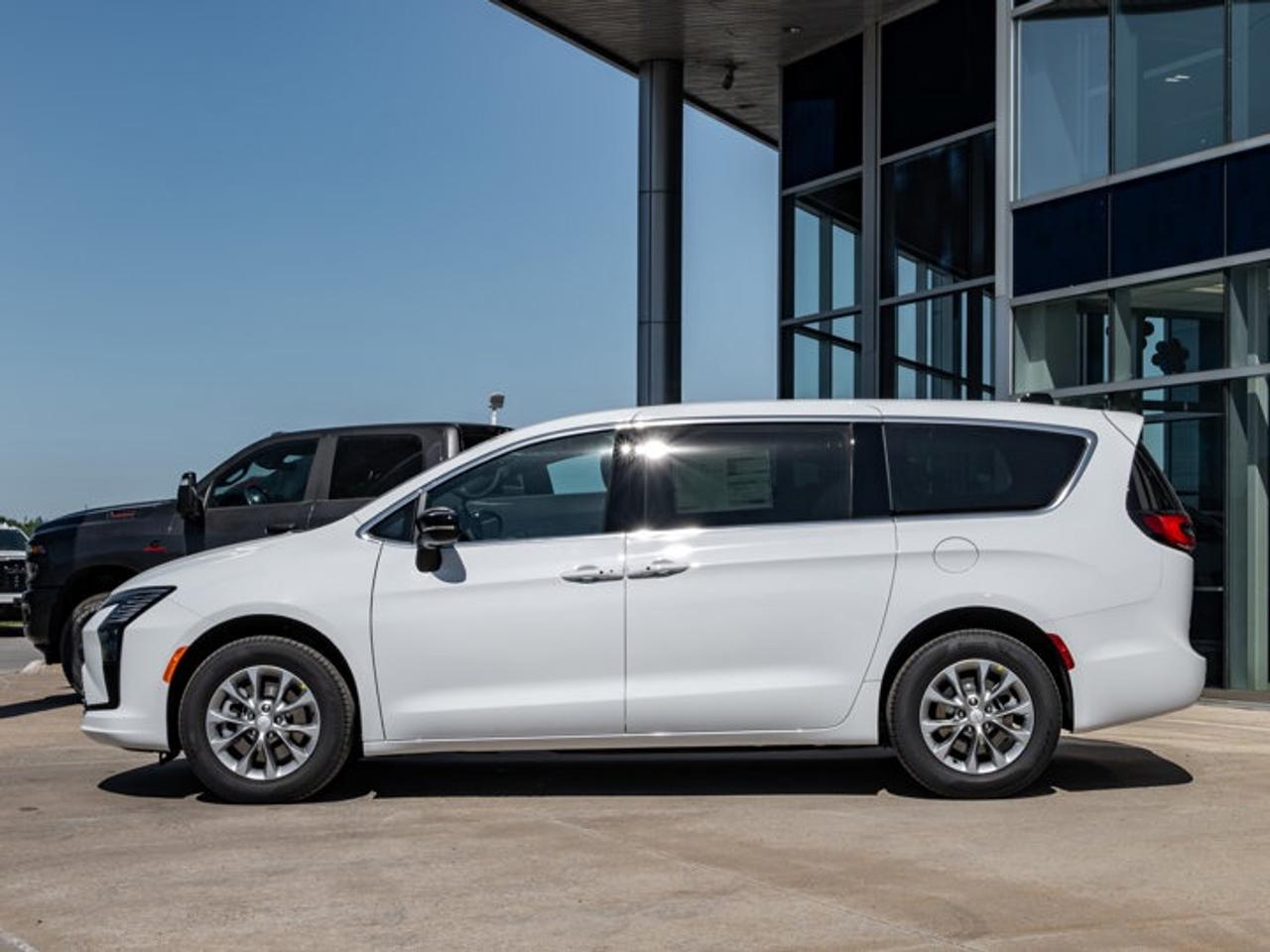 2027 Chrysler Pacifica Select Photo4