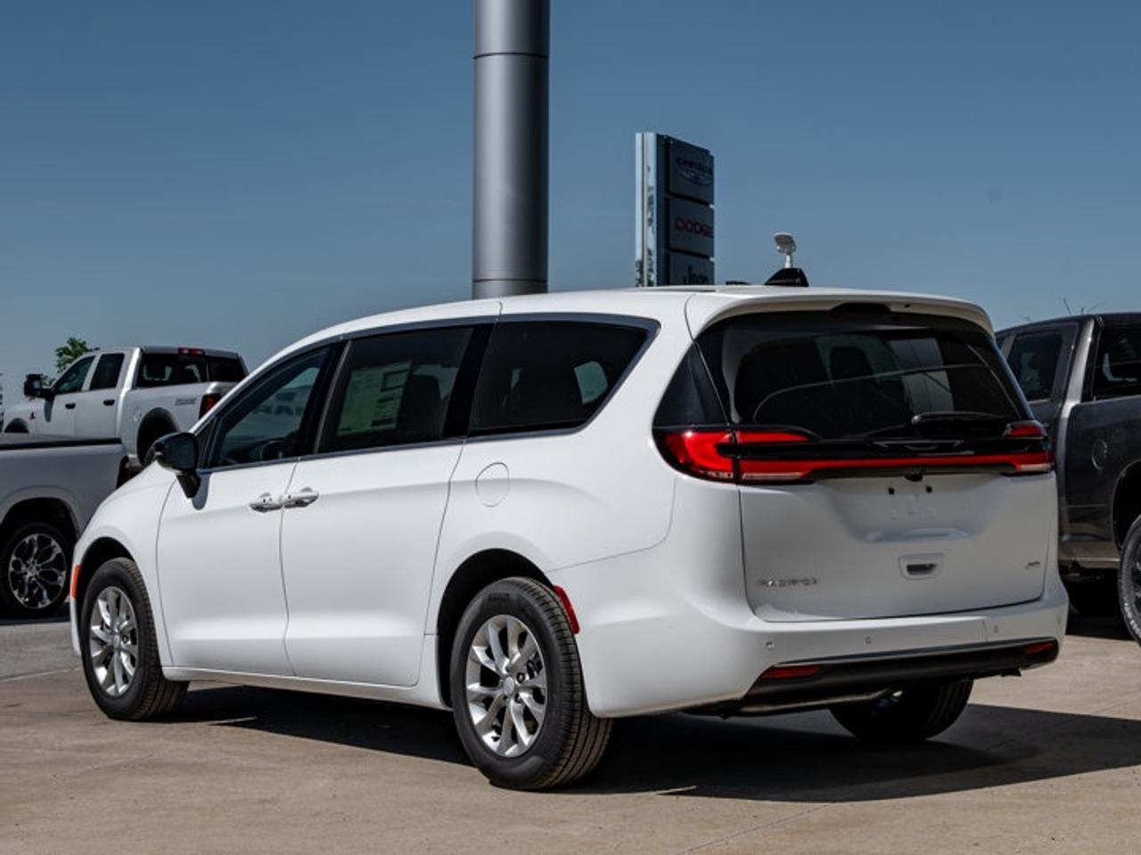 2027 Chrysler Pacifica Select Photo