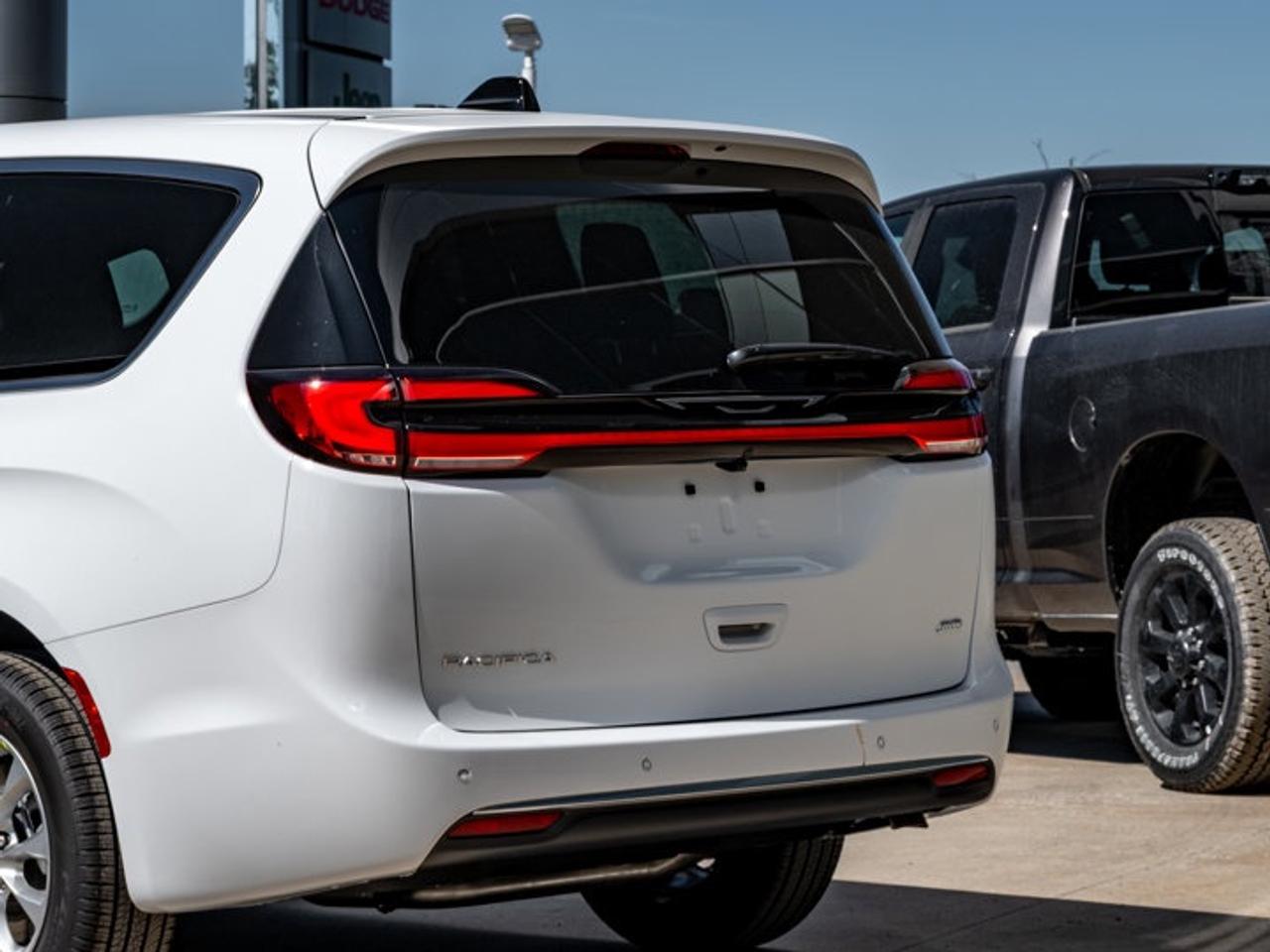 2027 Chrysler Pacifica Select Photo