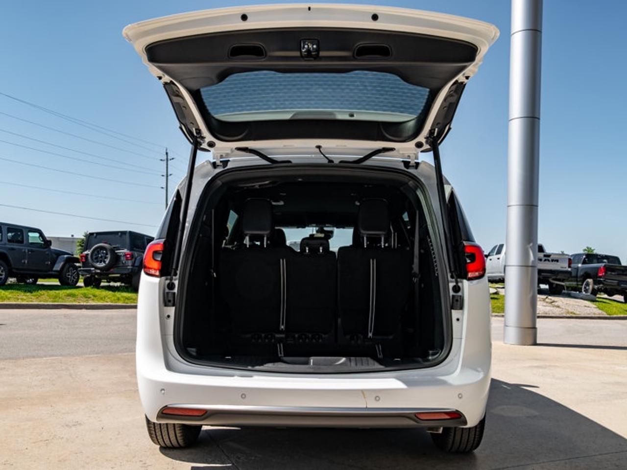 2027 Chrysler Pacifica Select Photo