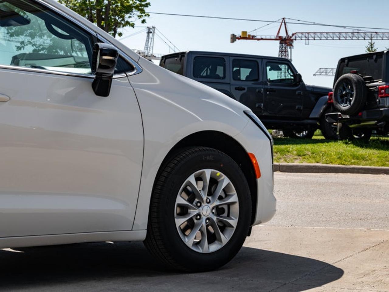 2027 Chrysler Pacifica Select Photo