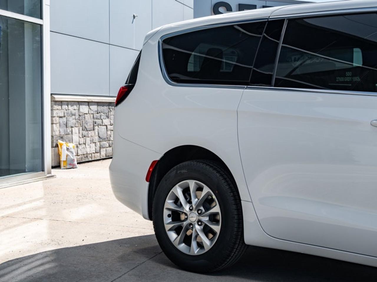 2027 Chrysler Pacifica Select Photo