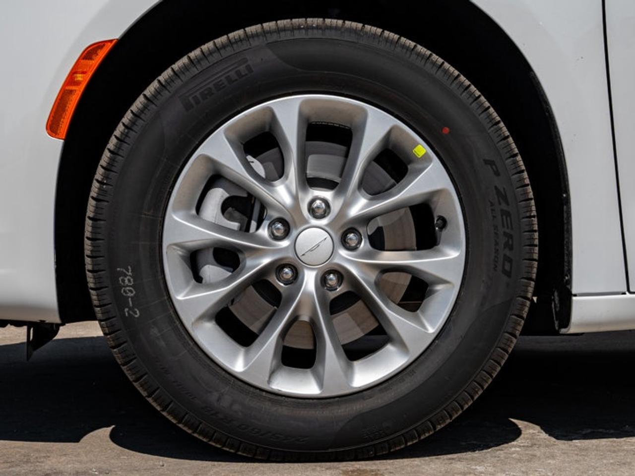 2027 Chrysler Pacifica Select Photo