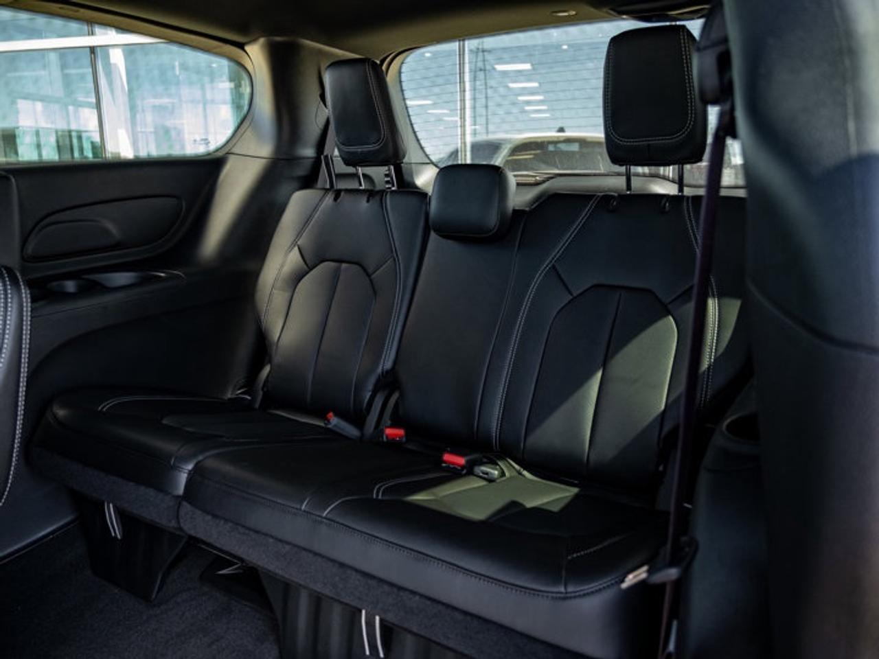 2027 Chrysler Pacifica Select Photo