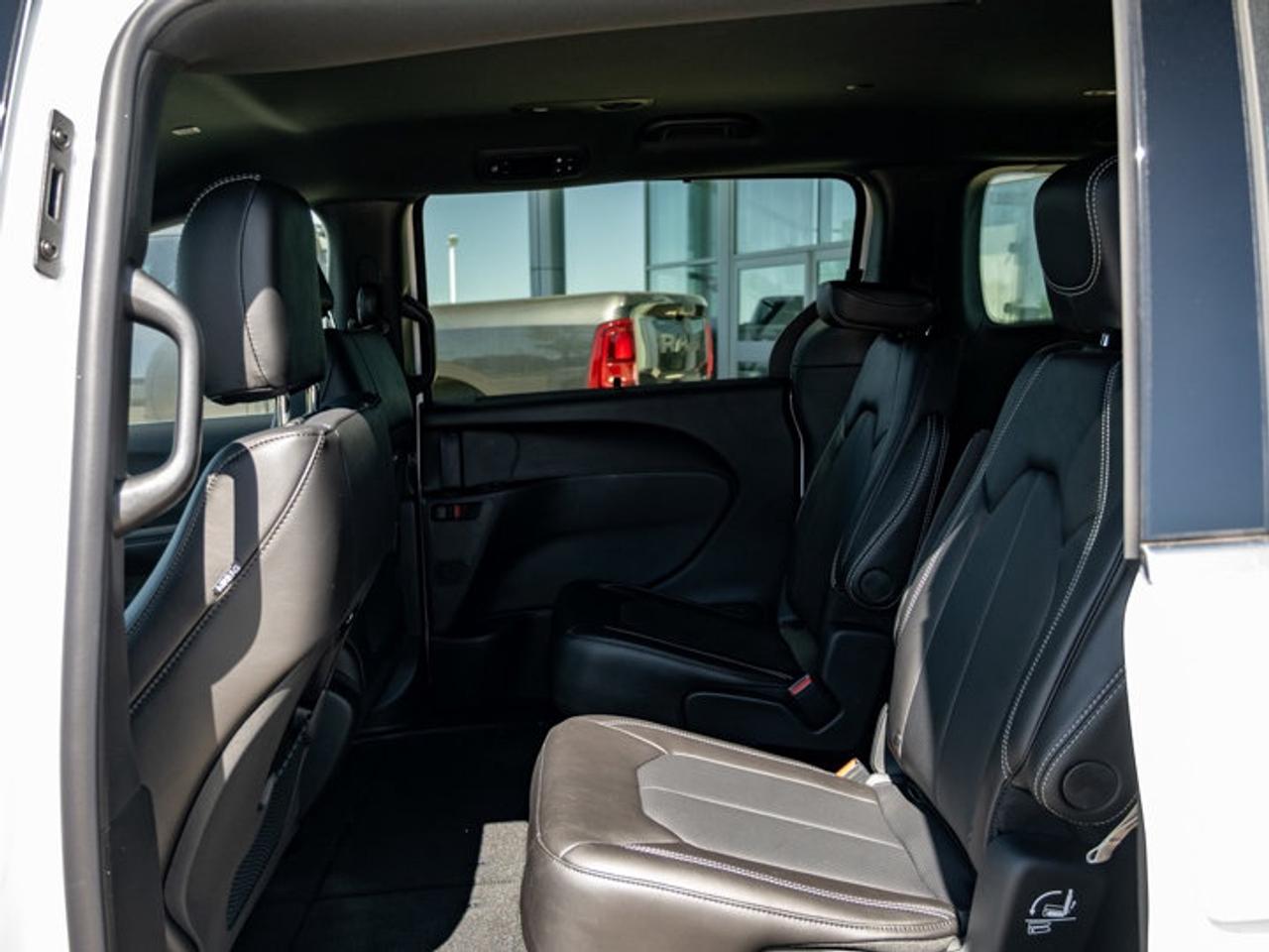 2027 Chrysler Pacifica Select Photo