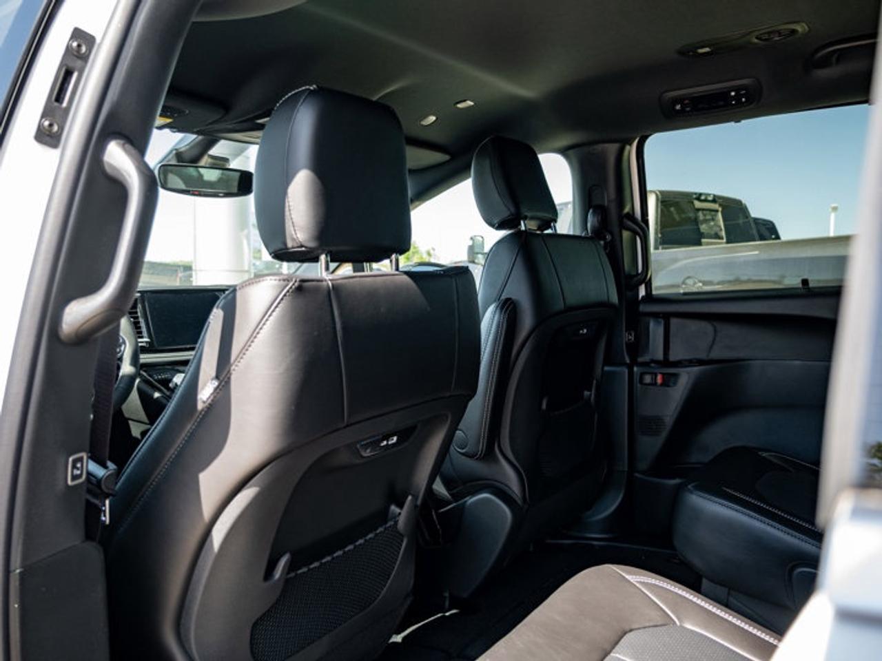 2027 Chrysler Pacifica Select Photo