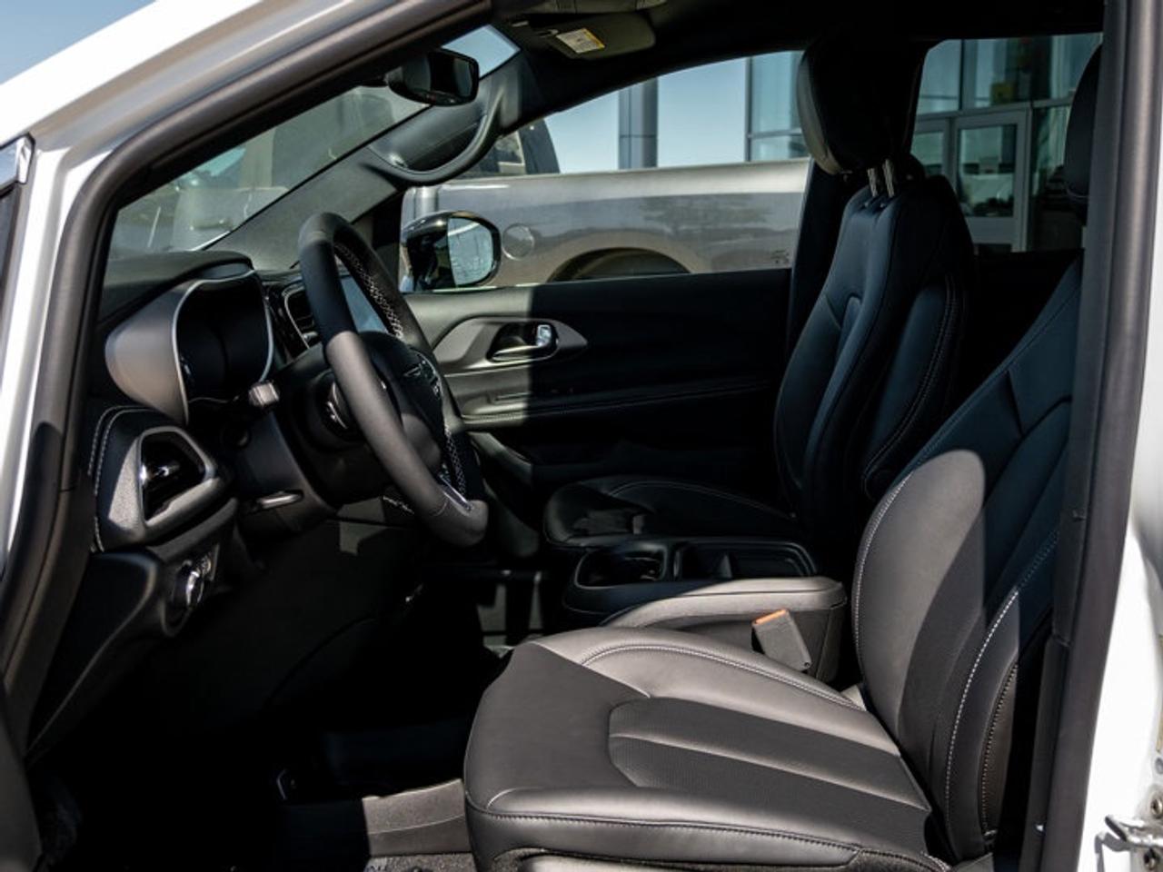 2027 Chrysler Pacifica Select Photo