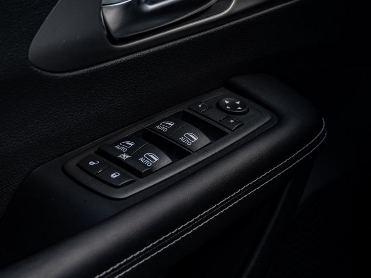 2027 Chrysler Pacifica Select Photo