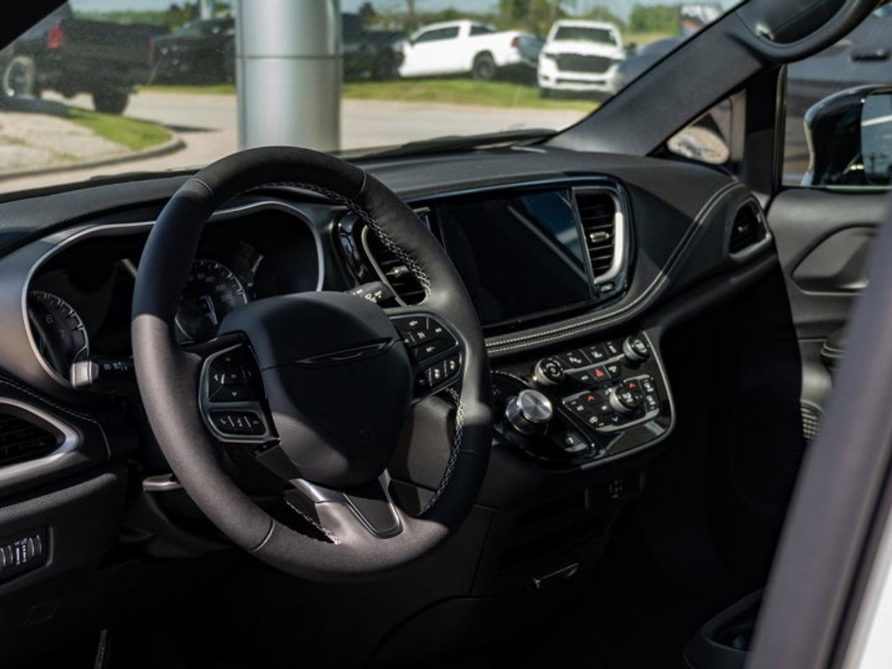 2027 Chrysler Pacifica Select Photo
