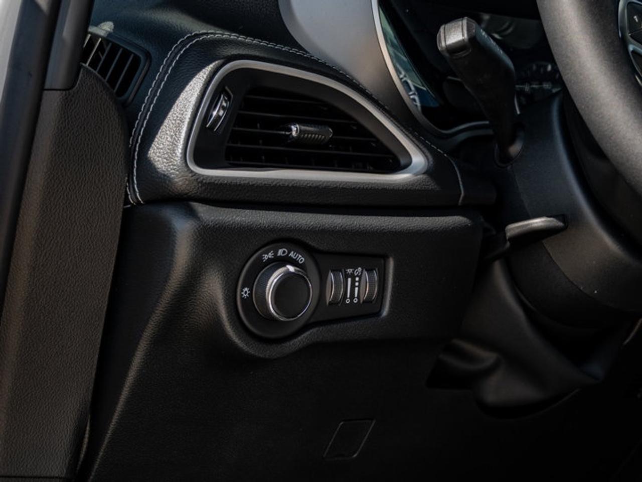 2027 Chrysler Pacifica Select Photo